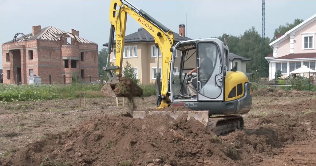 Снятие плодородного слоя при подготовке основания УШП экскаватором